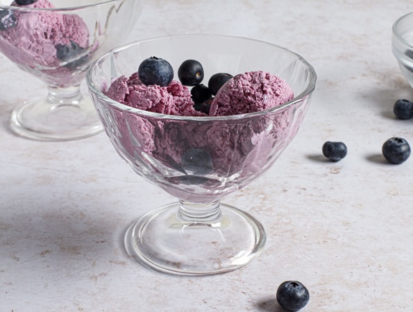 Low Sugar Blueberry and Basil Frozen Yoghurt