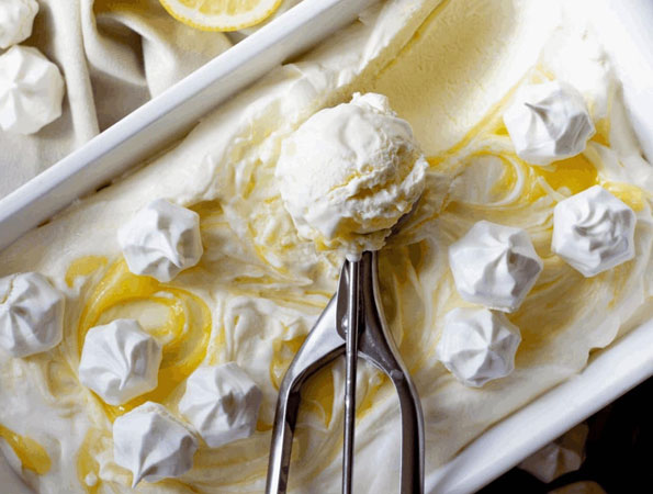 Roomijs met huisgemaakte lemon curd en French meringue
