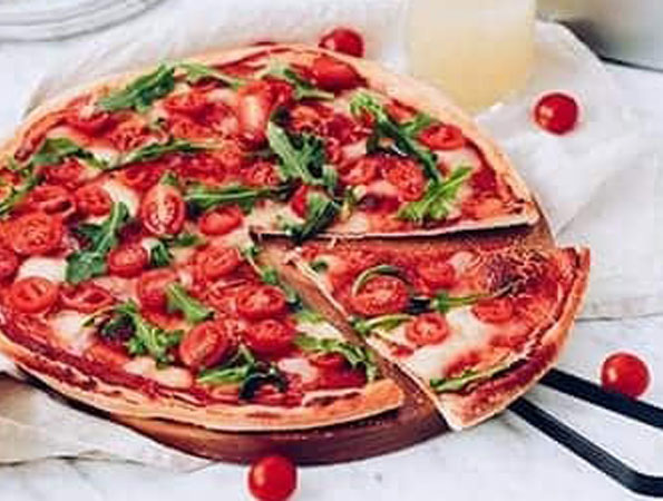 Pizza Ze Świeżymi Pomidorami I Rukolą
