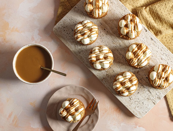 White Chocolate and Speculoos Mini Cakes