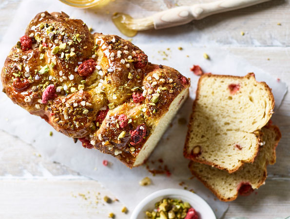 Brioche z różową praliną