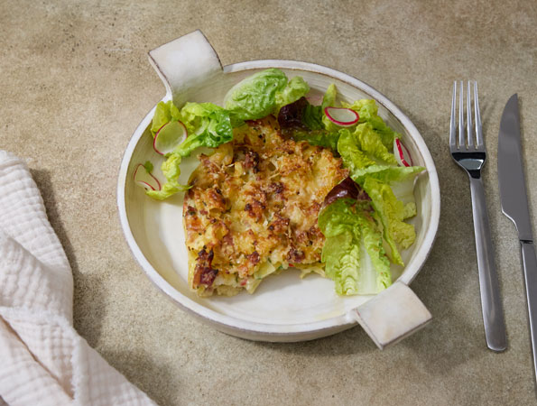 Überbackene Schinkenfleckerl mit grünen Salatherzen