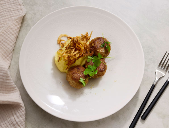 Kalbsbutterschnitzel mit Kartoffelpüree und Röstzwiebel