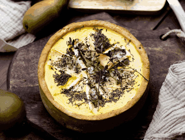 Glutenvrije vegetarische hartige taart met spinazie, brie, tijm en peer