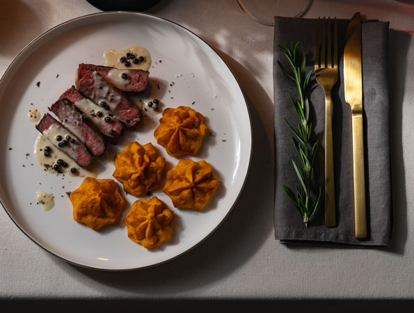 Juicy (Portobello) steak with green pepper cream sauce