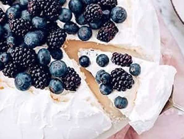 Tort Bezowy Z Kremem Z Mascarpone I Owocami Leśnymi