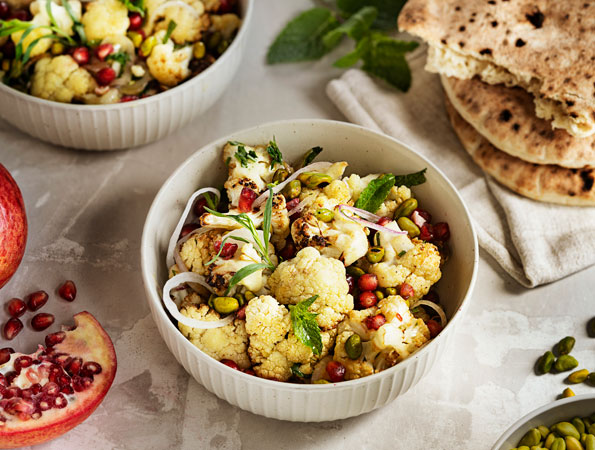 Gerösteter Blumenkohlsalat mit Tahini-Dressing und Pitabrot