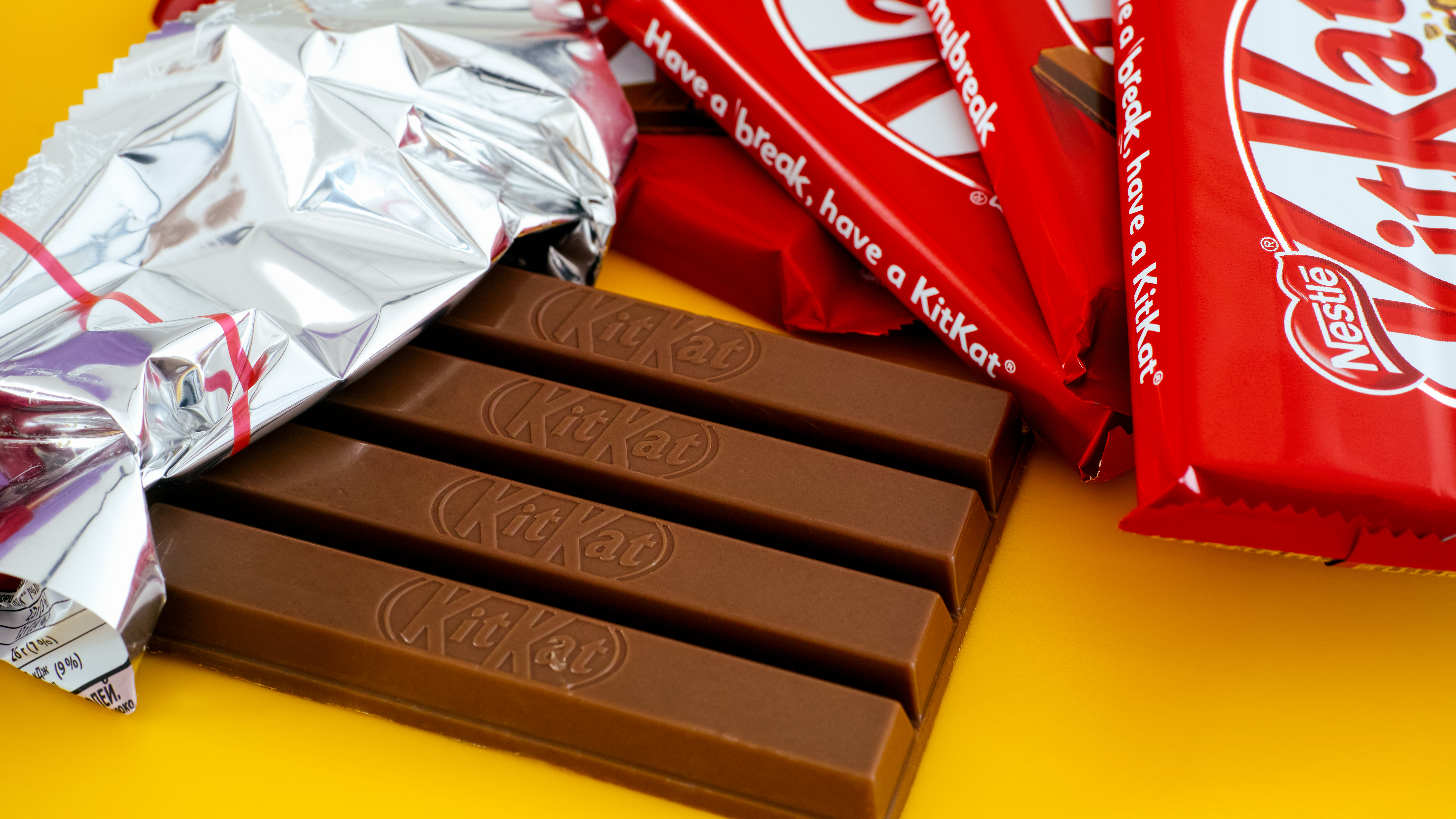 beton Bygger Opfylde How To Eat A KitKat: Nestle Confirms Correct Way To Eat Chocolate Biscuit  Bar