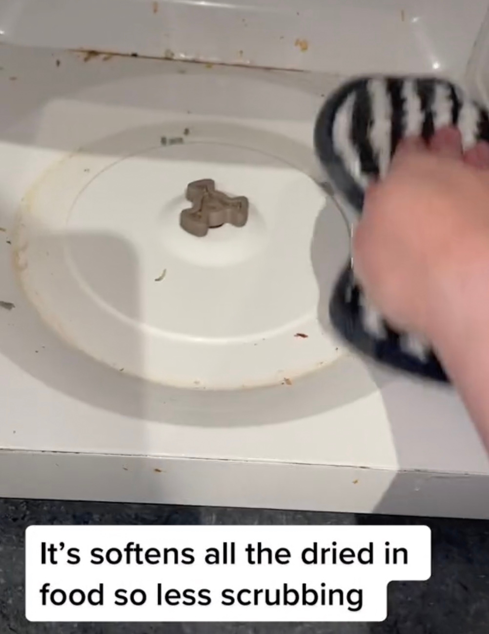 Mom Comes Up With Genius 60-Second Life Hack To Make Smelly Microwave Like  New