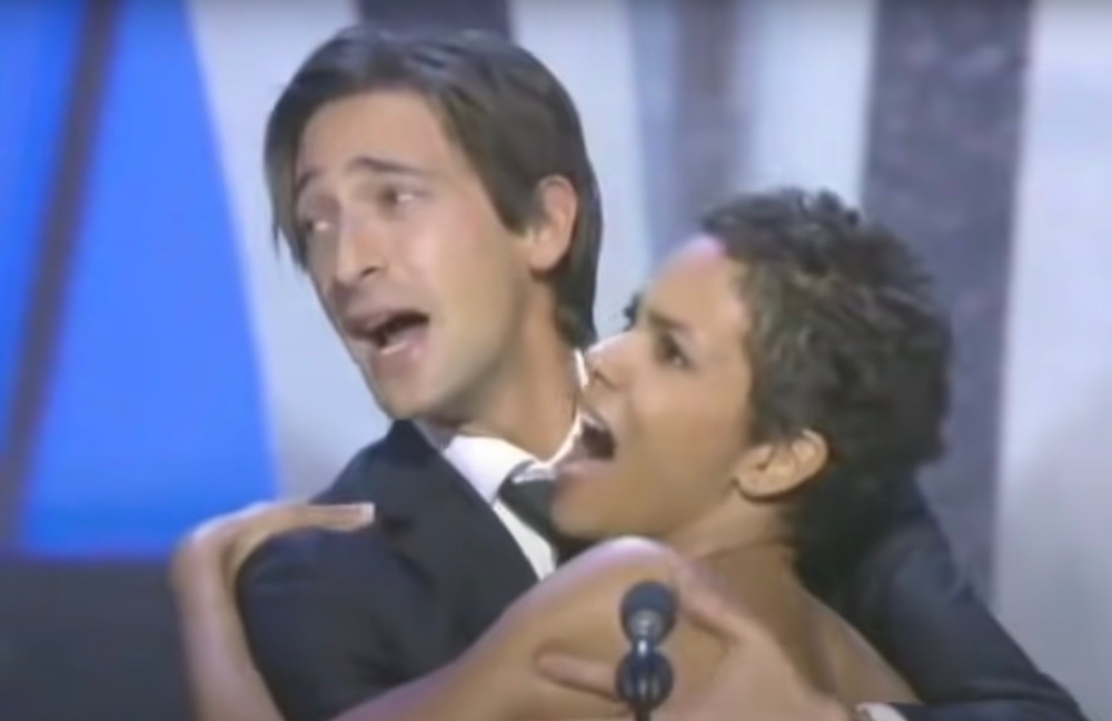 People are debating Adrien Brody s Oscars kiss with Halle Berry 20