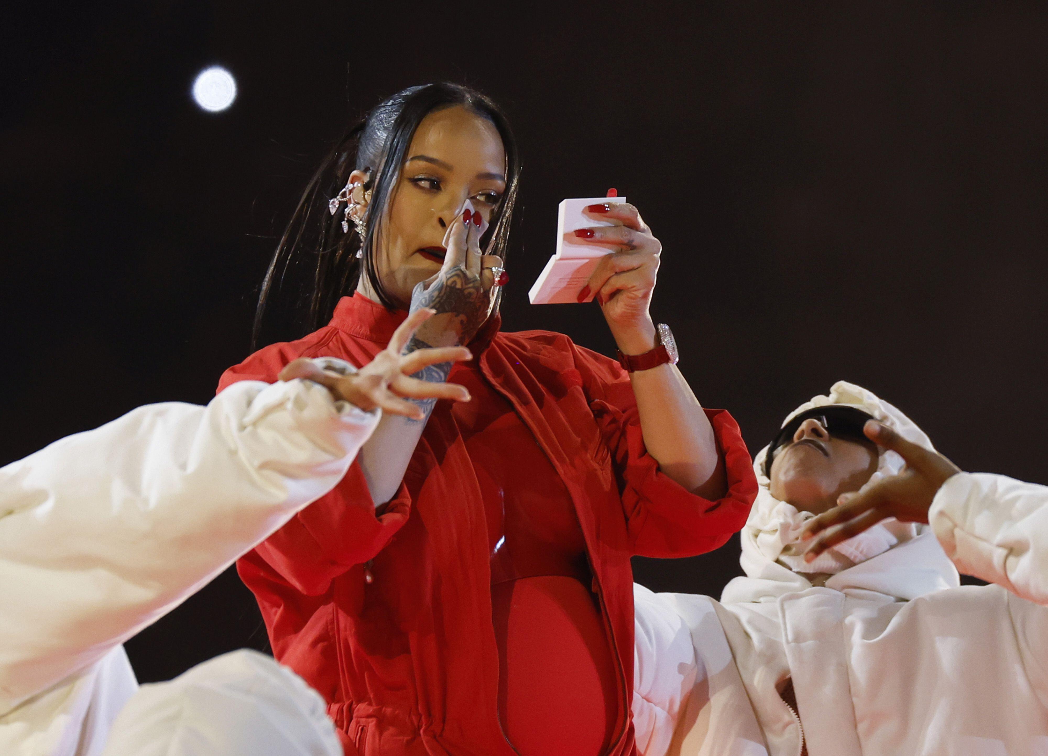 Rihanna wouldn't 'sell out' for halftime Superbowl show - BBC News