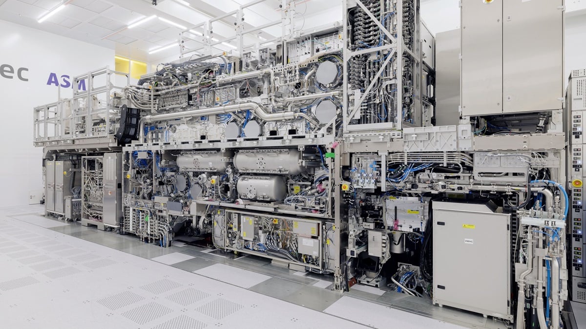 ASML Shows Off $380M, 165-Ton Machine Behind AI Shift