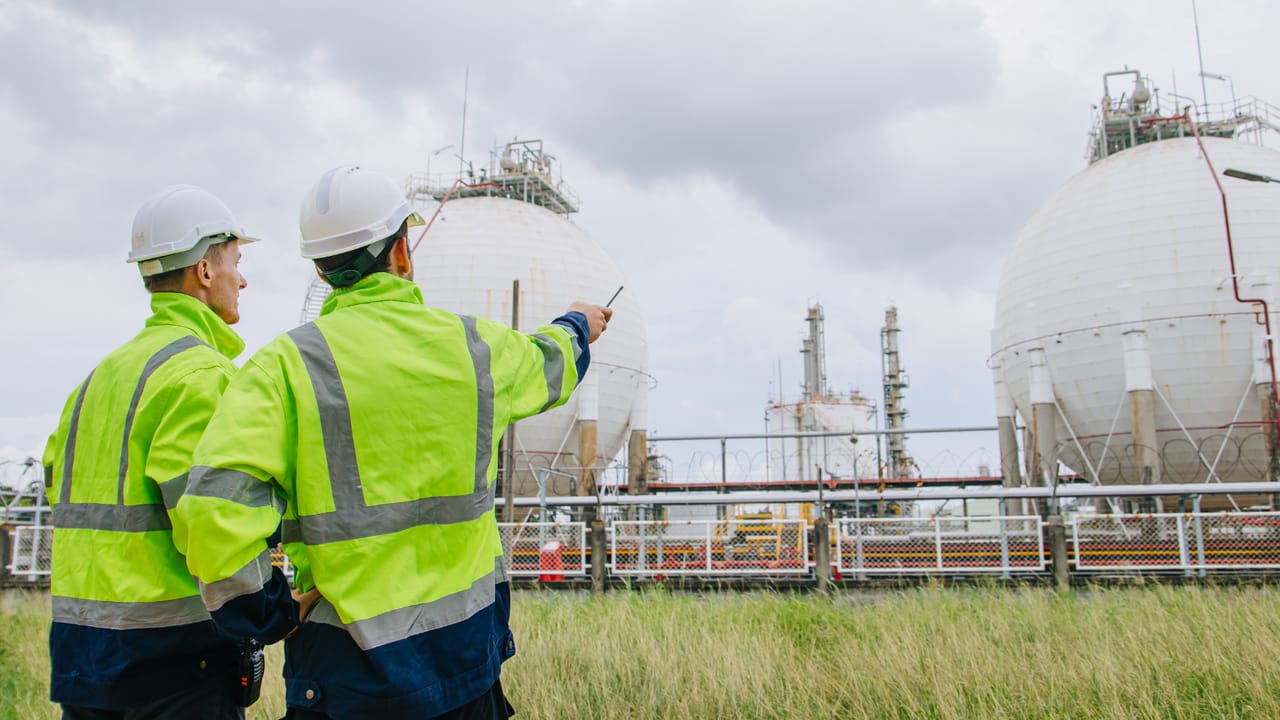 Cohesive Paper Example LNG and Data Centers: A New Fire Protection Challenge