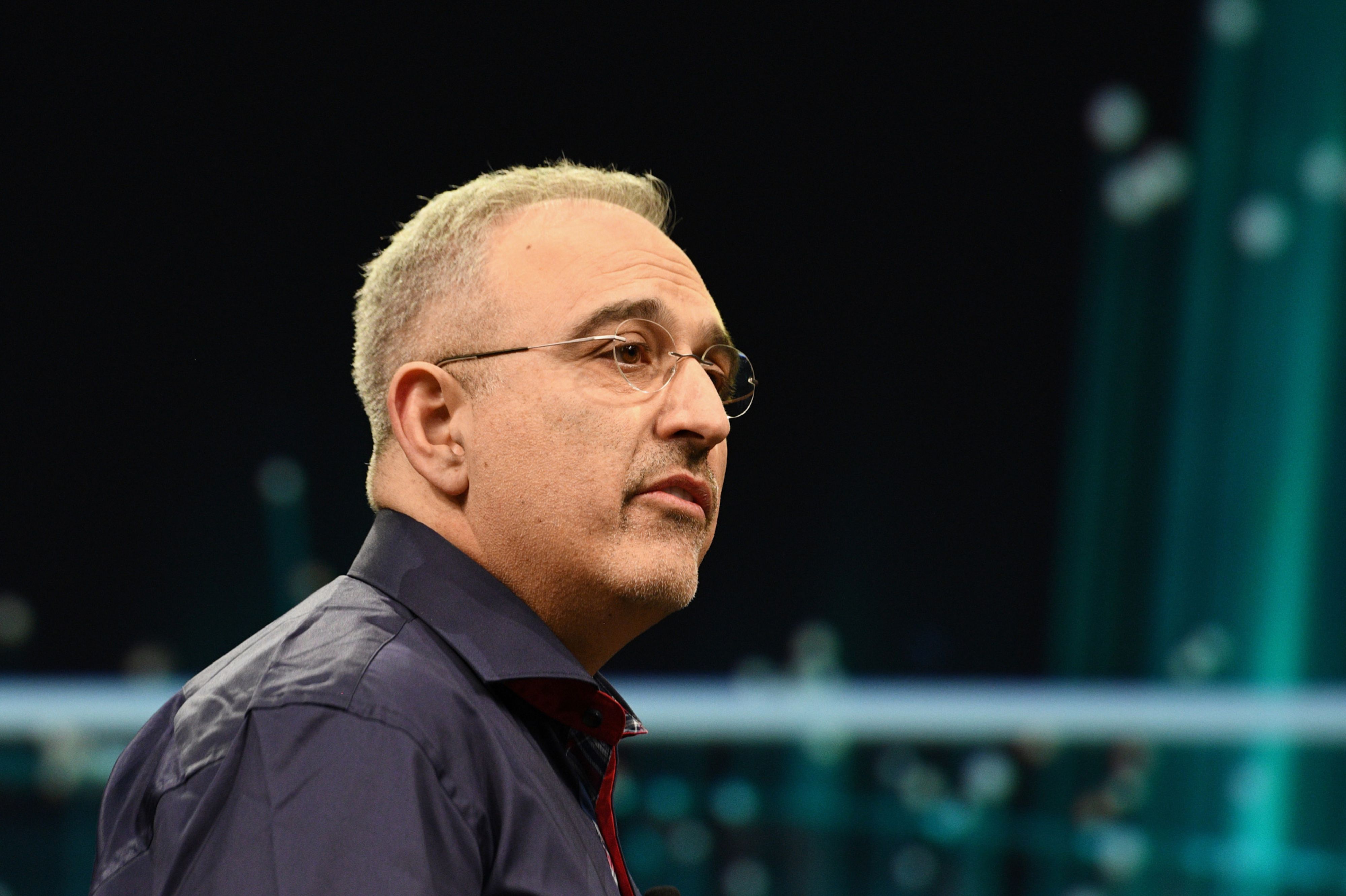 HPE Shares Slip Amid Firm's Transition from Hardware to Cloud and AI