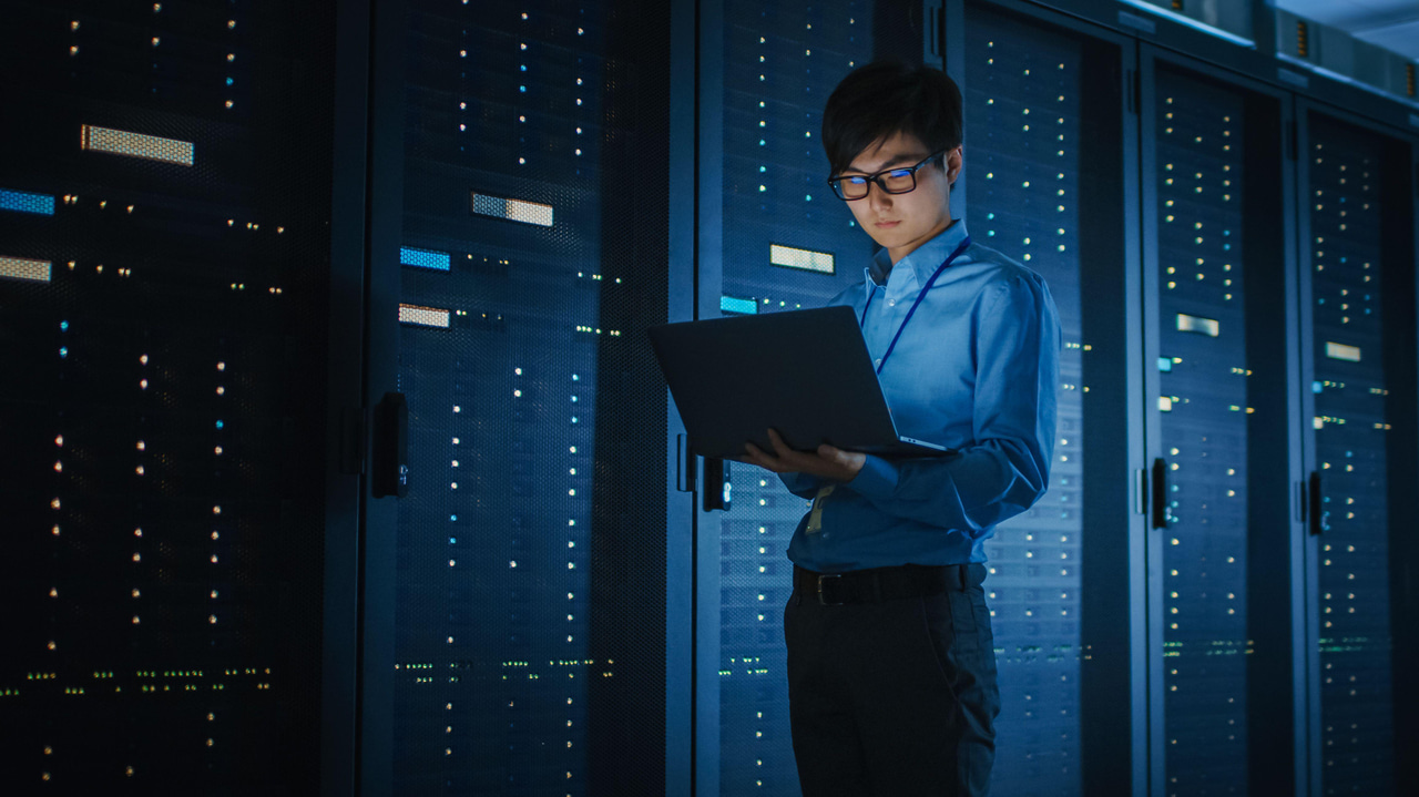 Server Administrator Data Center Administrator Essentials: Key Skills and Responsibilities