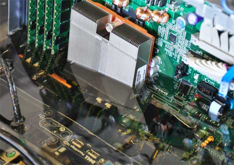 Submerging Server Intel Embraces Submerging Servers in Oil