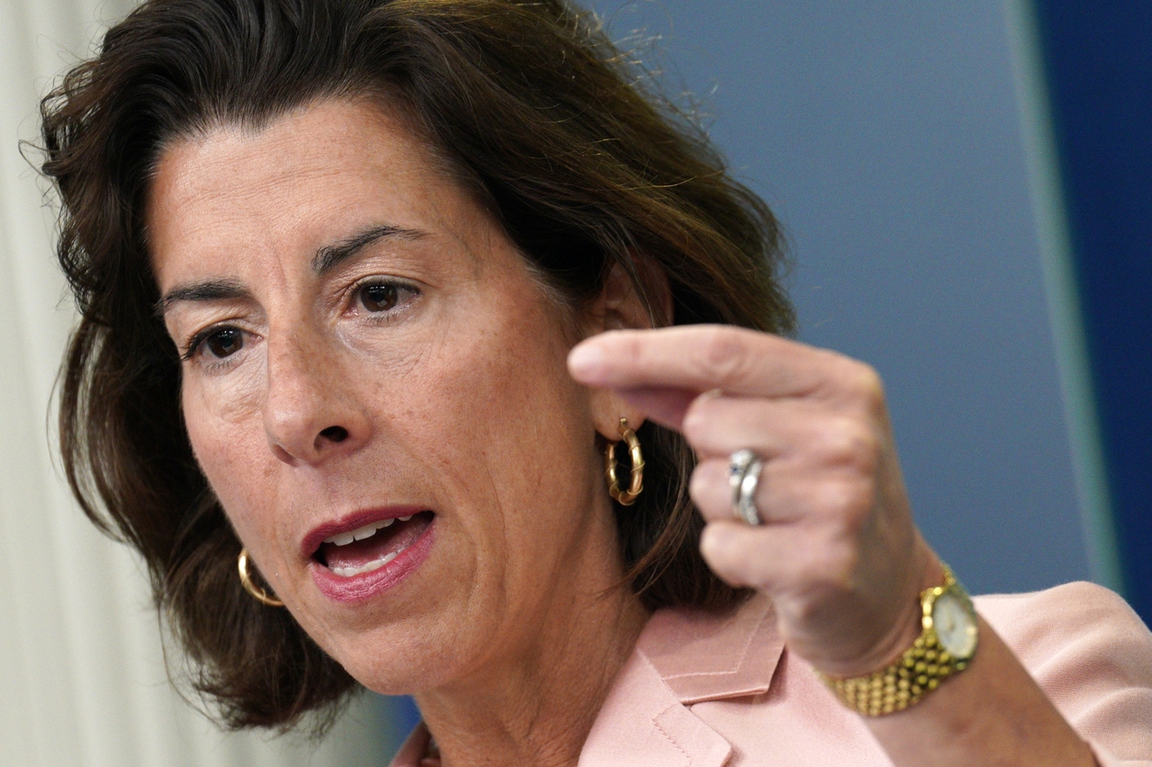 US Commerce Secretary Gina Raimondo said Huawei Technologies Co.’s latest phone shows that China remains behind on cutting-edge chip technology. US Commerce Secretary Gina Raimondo said Huawei Technologies Co.’s latest phone shows that China remains behind on cutting-edge chip technology.
