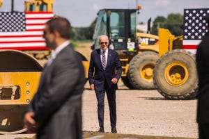 Biden visits the new Intel semiconductor plant.