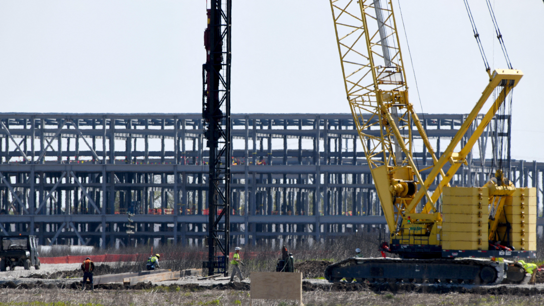 Digital Infrastructure Boom Faces Complex Labor Crisis