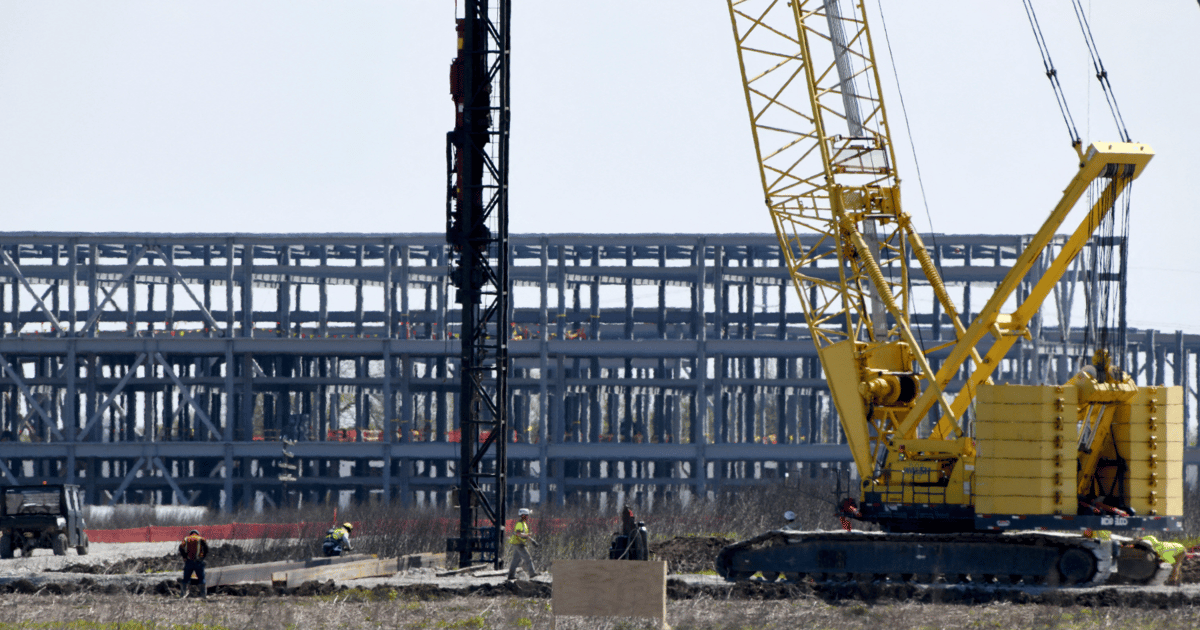 Digital Infrastructure Boom Faces Complex Labor Crisis