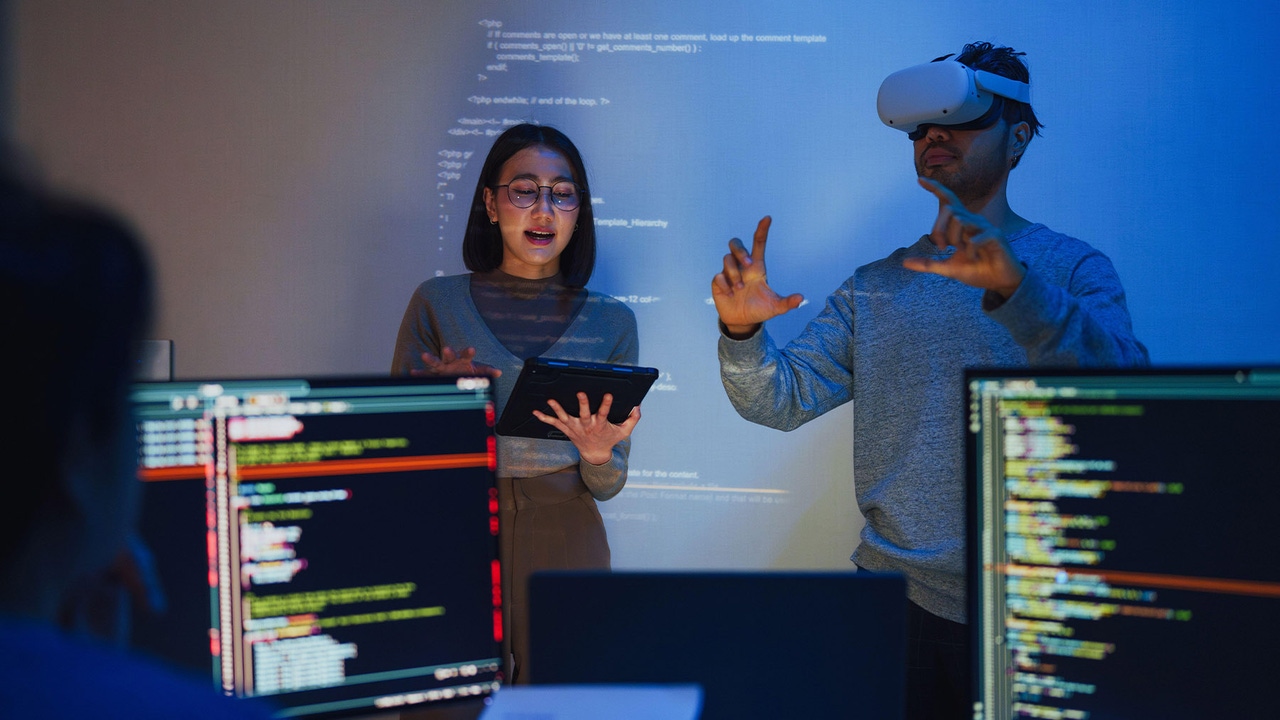 Two IT professionals test AI in virtual reality. Two IT professionals test AI in virtual reality.