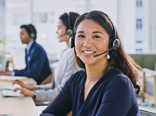 Mehrere Mitarbeitende im Callcenter.