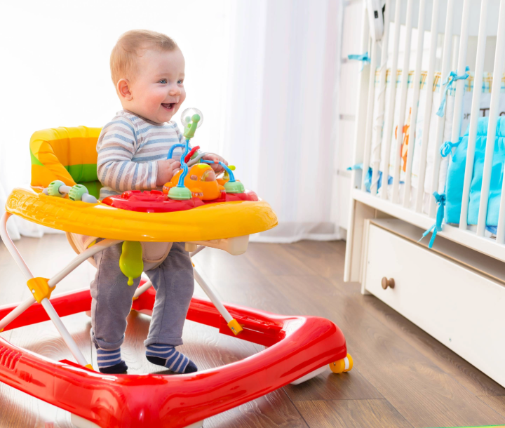 Bebé acostado junto a una regla de medición de altura, acompañado de texto sobre el cronograma de crecimiento y desarrollo cerebral en la infancia.