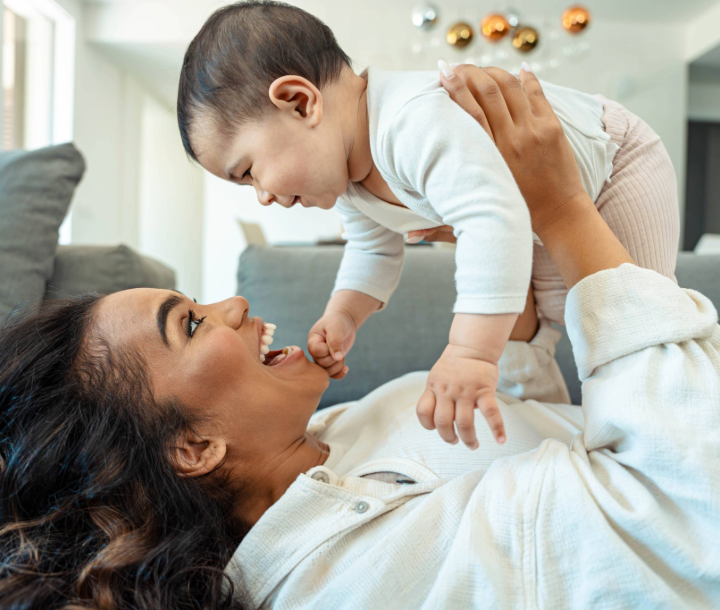 Niño pequeño jugando con bloques y un carro de juguete amarillo, acompañado de texto sobre la importancia de apoyar su desarrollo infantil.