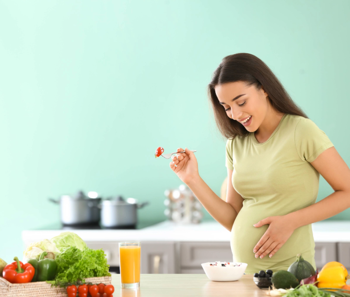La nutrición y el cuidado en el embarazo consta de cobre, grasa y fibra, vitaminas importantes en la alimentación prenatal.