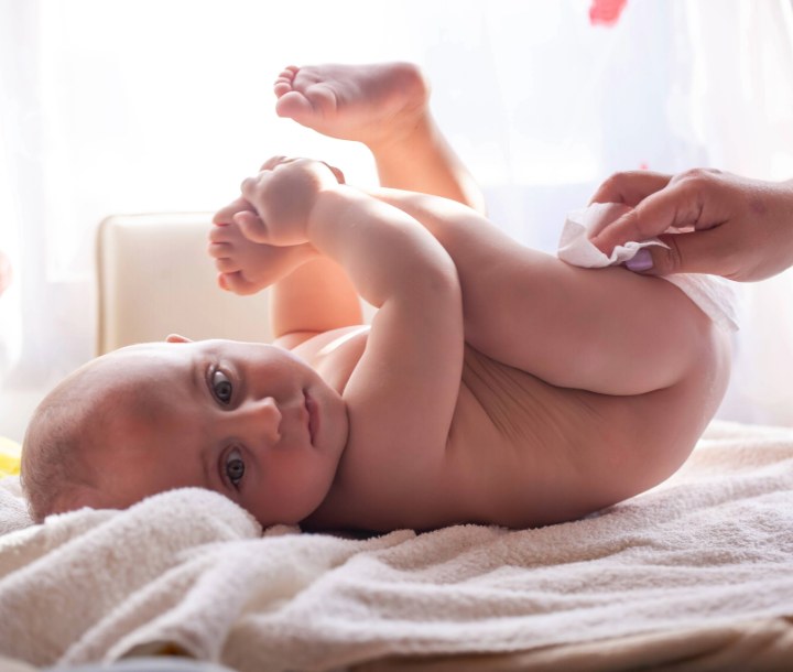 Sillas blancas con peluches y un botiquín de juguete, acompañadas de texto sobre la diarrea en bebés y las preguntas clave para el pediatra.