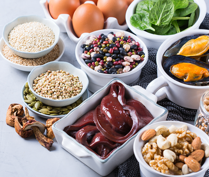 Alimentos ricos en hierro como hígado, huevo, lentejas y espinaca, fundamentales para prevenir la anemia.