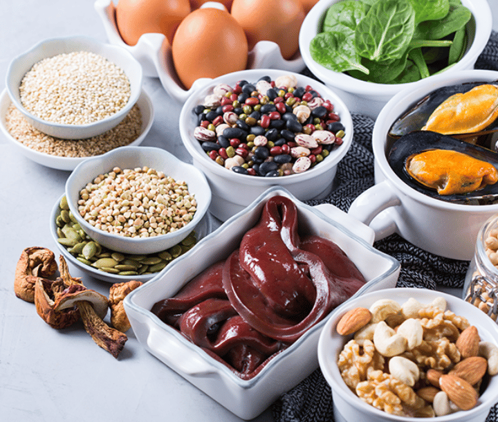 Alimentos ricos en hierro como hígado, huevo, lentejas y espinaca, fundamentales para prevenir la anemia.