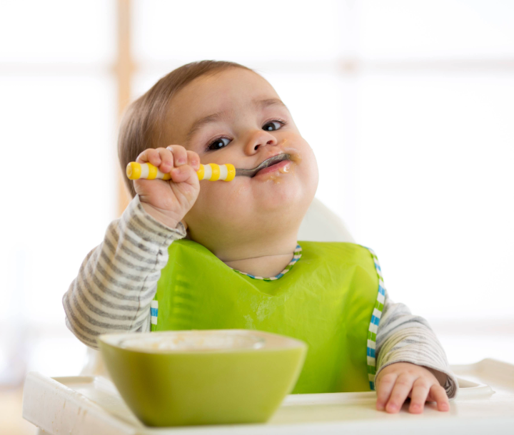 Bebé tomando leche en brazos de su madre, acompañado de texto sobre preguntas frecuentes en la alimentación infantil.