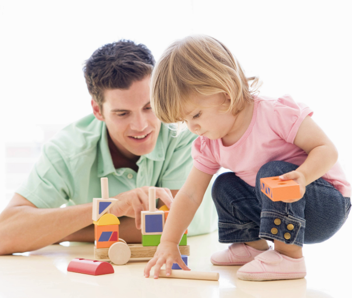 Recién nacido recostado sobre manta azul siendo sostenido por un adulto, acompañado de texto sobre la importancia de los padres en el desarrollo del bebé durante su primer año.