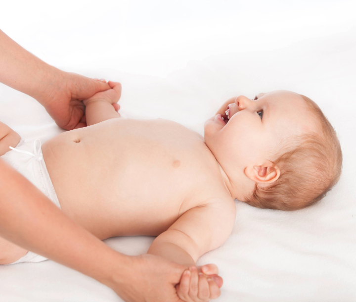 Niño pequeño en overol dando sus primeros pasos hacia un adulto que lo espera con los brazos extendidos, acompañado de texto sobre la transición de gatear a caminar.