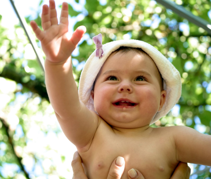 Madre abrazando con ternura a su bebé pequeño, acompañado de texto sobre el reto de las mamás que regresan al trabajo.