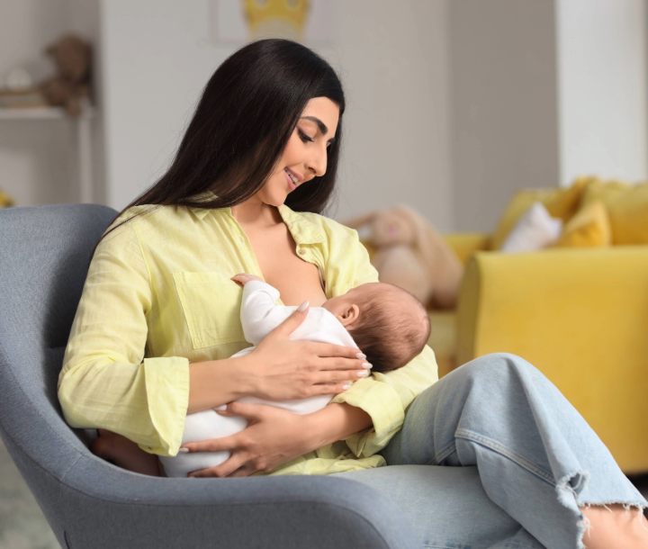 Madre amamantando a su bebé recién nacido, acompañado de texto con consejos sobre cómo amamantar correctamente.