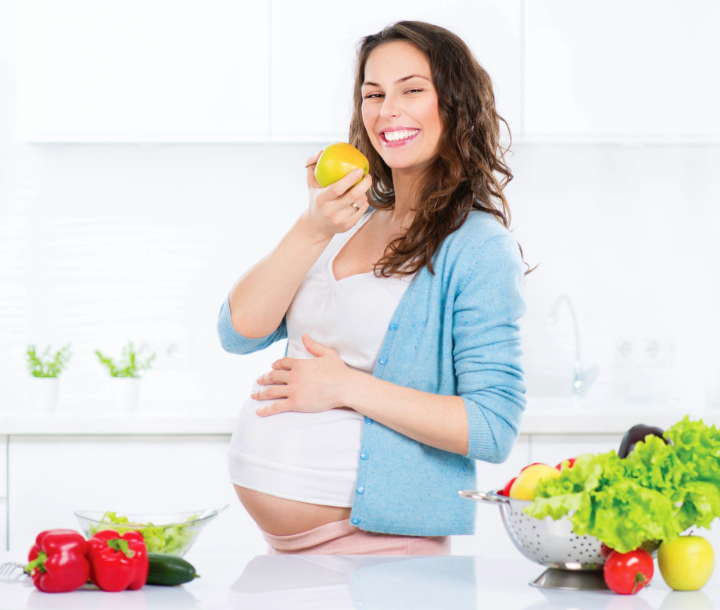 La nutrición y el cuidado en el embarazo consta de vitaminas E, D, K y zinc, importantes en la alimentación prenatal.