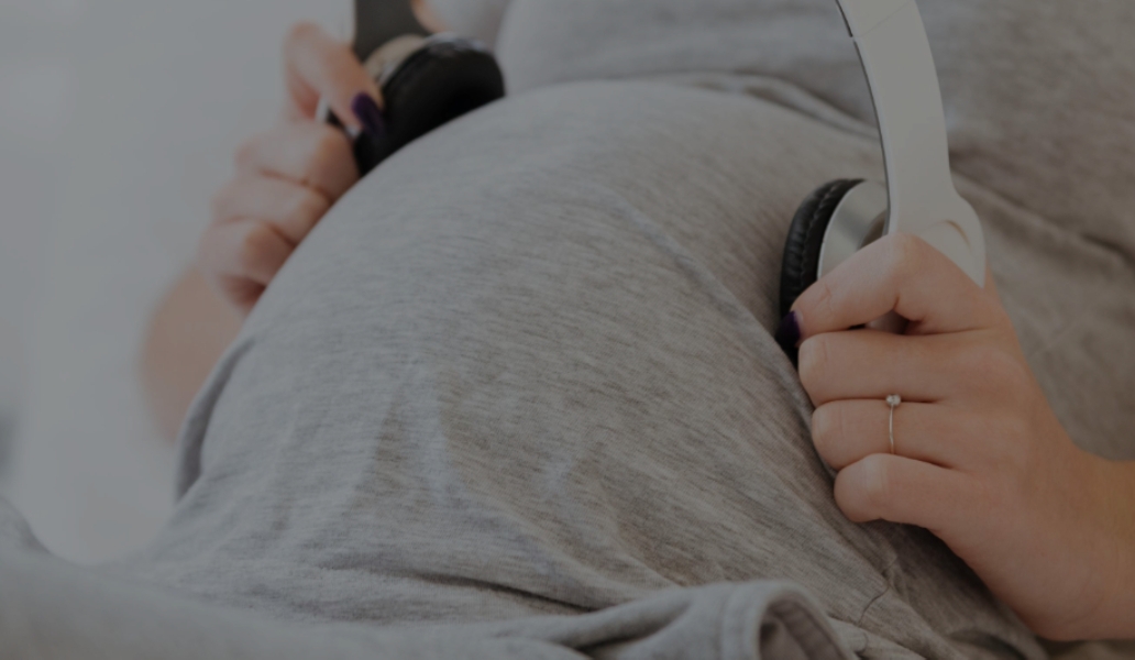 Mujer embarazada estimulando al bebé y fortaleciendo el vínculo prenatal.