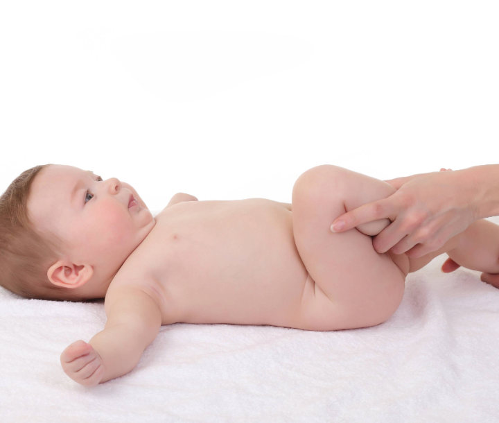 Primer plano de un bebé observando con atención, acompañado de texto sobre el lenguaje corporal infantil y los reflejos en los primeros meses de vida.