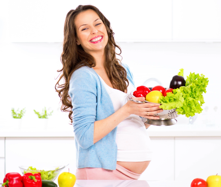 La nutrición y el cuidado en el embarazo consta de vitaminas C, B12 y B6, importantes en la alimentación prenatal.