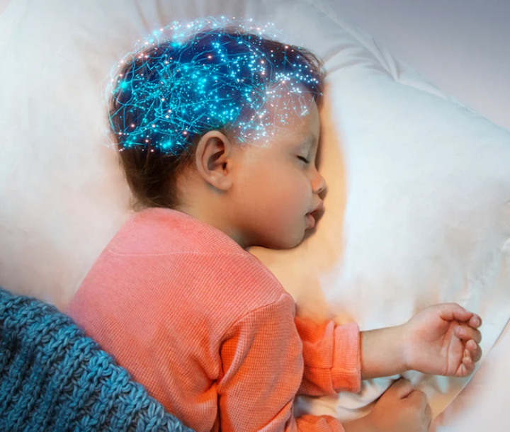 Niño pequeño con ilustración creativa en la cabeza representando el cerebro, destacando el desarrollo mental en la infancia.