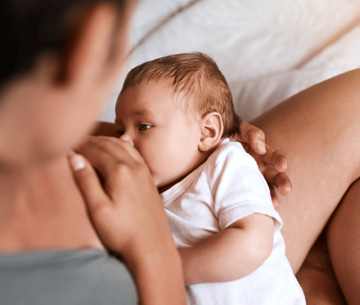 Madre amamantando a su bebé recién nacido, acompañado de texto sobre la posibilidad de que el bebé tenga cólicos y cómo calmarlos.