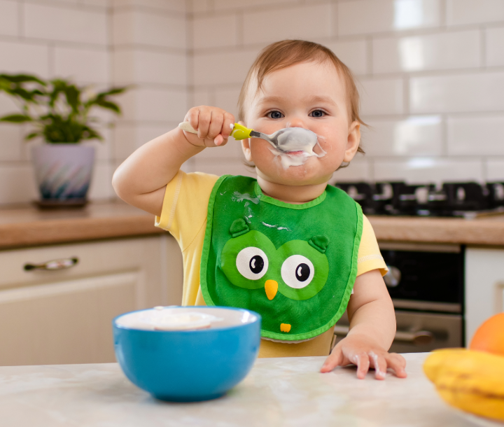Bebé recostado en brazos de su madre junto a un peluche, acompañado de texto sobre los problemas de salud más comunes en la infancia.