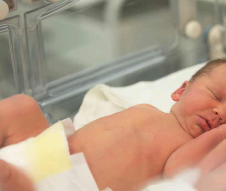 Bebé en incubadora.
