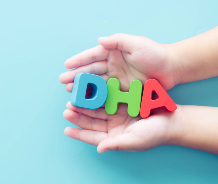 Madre alimentando a su bebé en un ambiente cálido y hogareño, acompañado de texto sobre cómo la dieta materna influye en la alimentación del bebé.