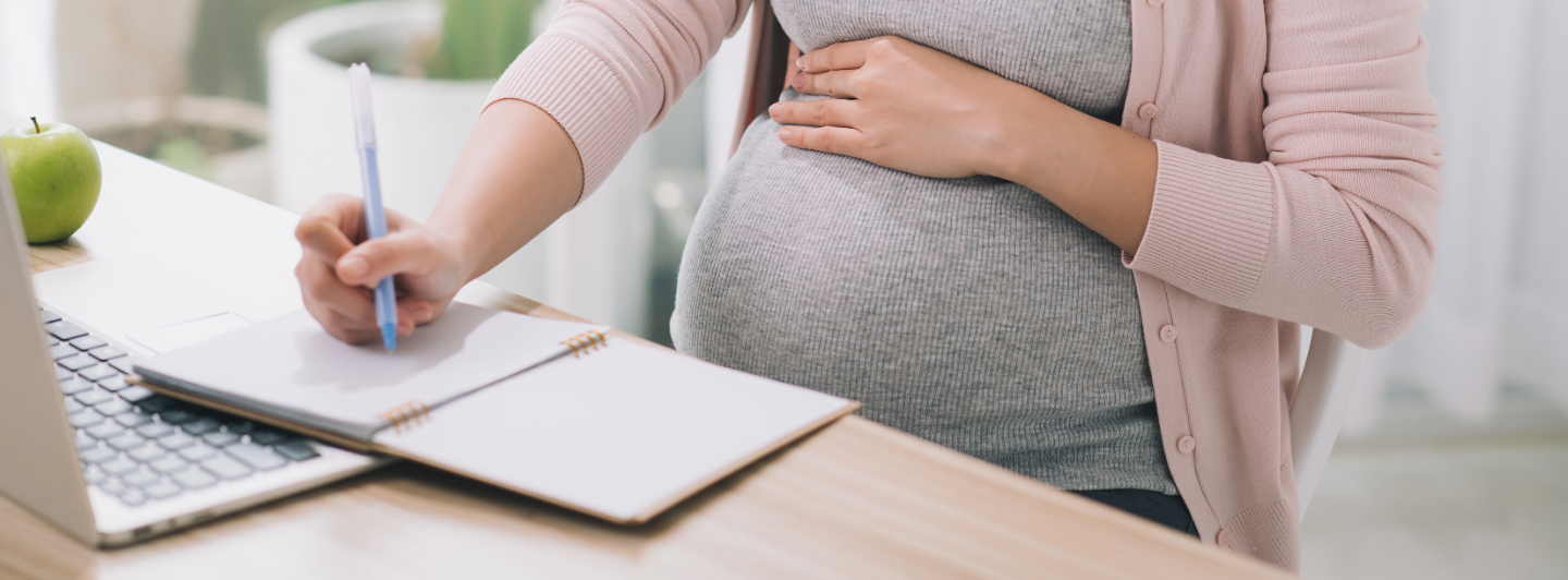 Mujer embarazada tocando su barriga y planeando el nacimiento de su bebé. 
