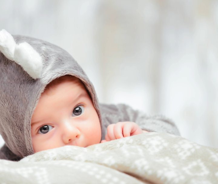 Bebé mirando con ojos abiertos y expresivos, simbolizando los beneficios del DHA en la agudeza visual.