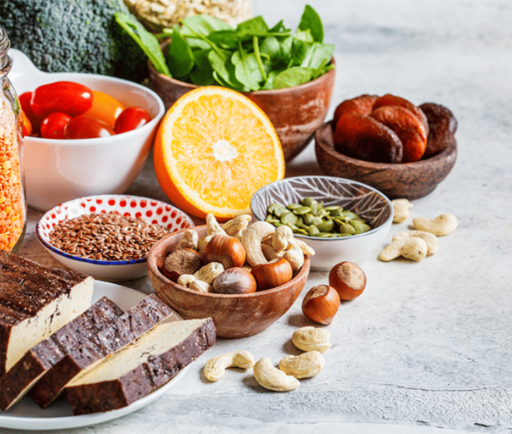 Alimentos ricos en hierro y vitaminas como lentejas, brócoli, naranja, nueces y pan integral, ideales para prevenir la anemia.