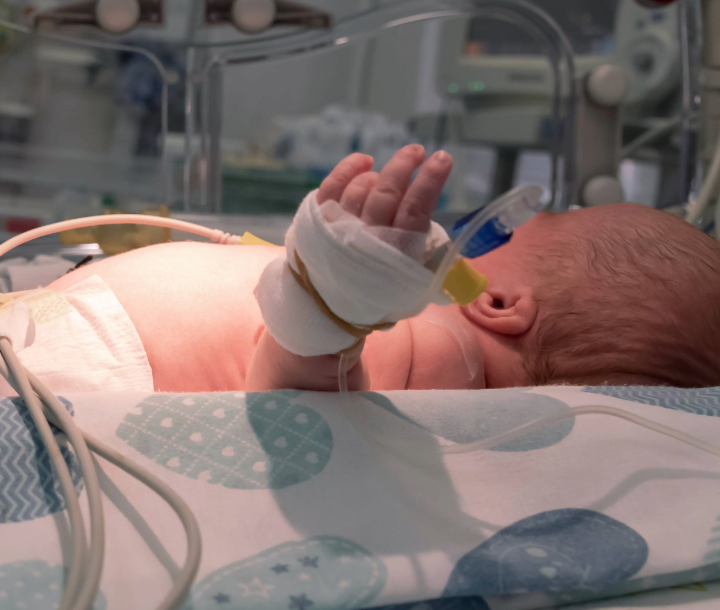Bebé en incubadora.